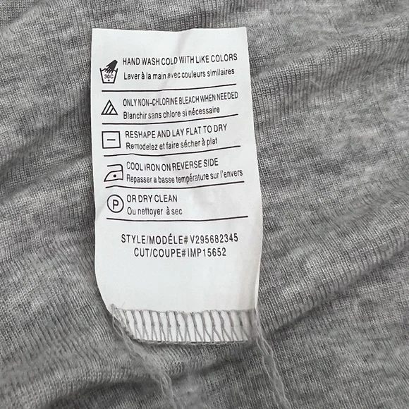 VINCE Luxe soft stretchy V neck - Picture 5 of 6